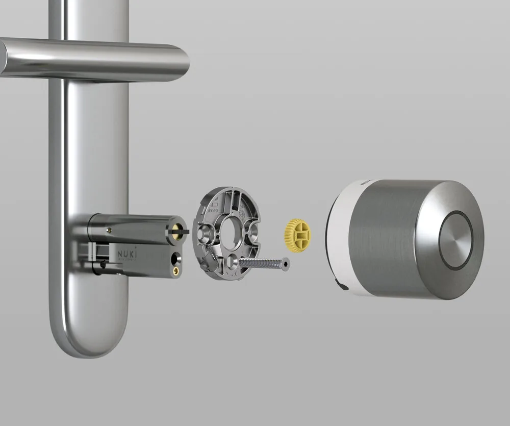 Cerradura electrónica Nuki instalada sobre el cilindro de la puerta