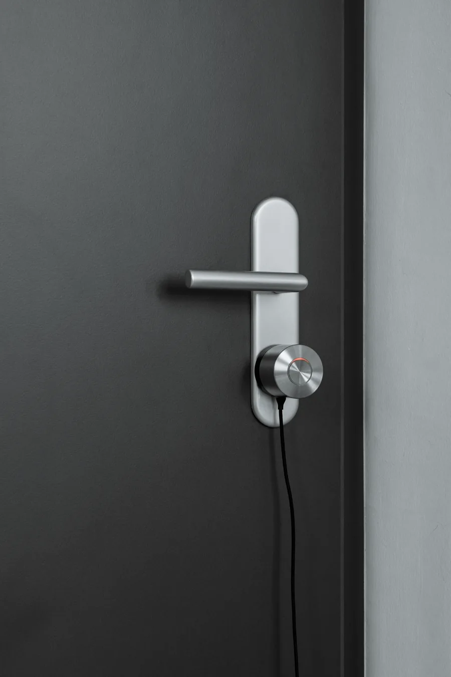 Cerradura electrónica Nuki Smart Lock Ultra instalada y cargando en una puerta
