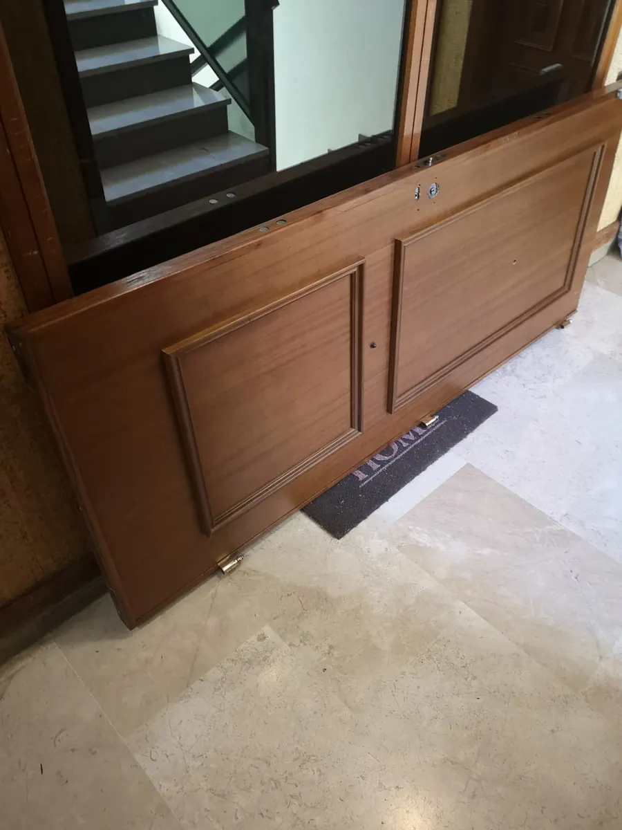 Puerta Tecsesa desmontada del marco