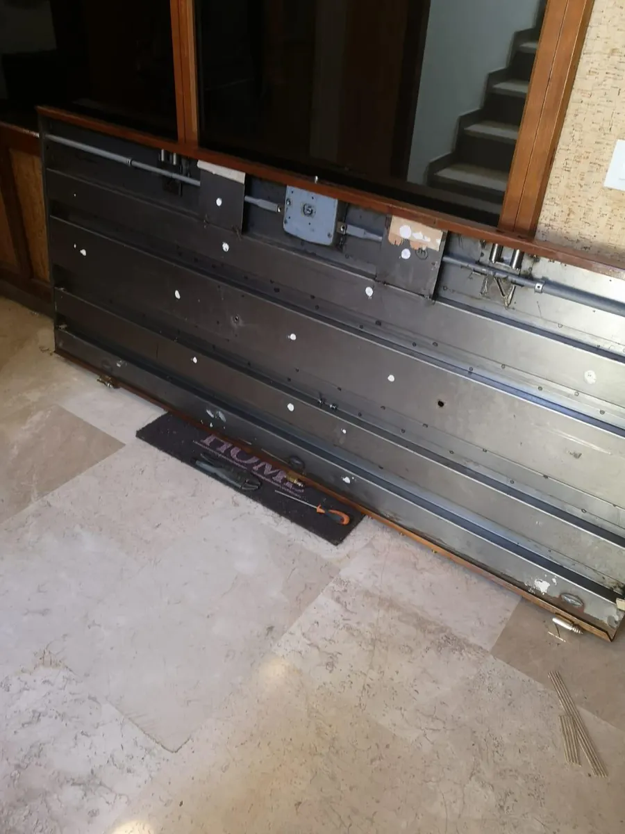 Puerta Tecsesa despanelada, mecanismo a la vista